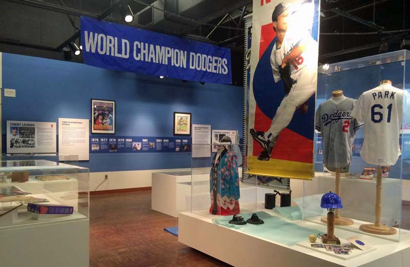 Art exhibition pays tribute to baseball hero Park Chan-ho