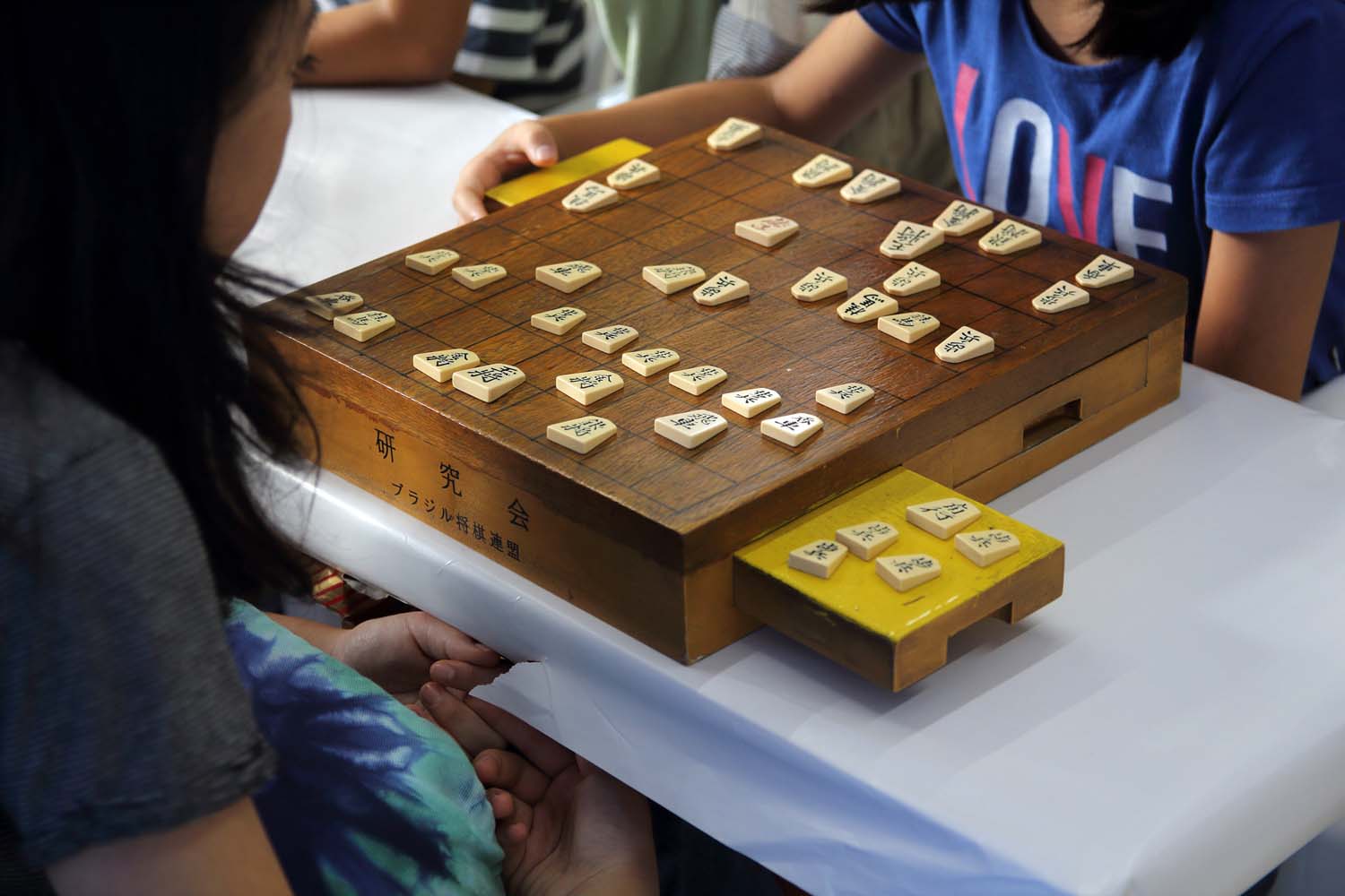 A Visão De Cima De Um Antigo Jogo De Xadrez Em Um Propósito Construir Um  Tabuleiro De Xadrez Esculpido E Mesa Em Uma Casa De Campo Imagem de Stock -  Imagem de