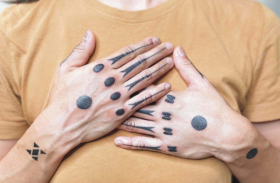 Awesome Full Finger Tattoo Design | Tatuaje de mano completa, Tatuajes  chiquitos, Tatuajes para hombres