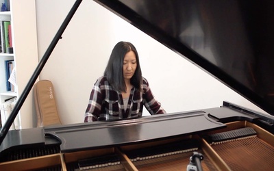 Thumbnail for 平和を考える：作曲家ジェニー・タイラが語る、佐々木禎子のミュージカル『 <em>Peace on Your Wings』</em>の共同制作