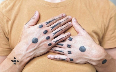 Thumbnail for Histórias de Hajichi - Mulheres locais de árvores contam por que Day fez tatuagens nas mãos de Okinawa