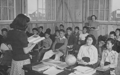 Thumbnail for Fue mi primer sentimiento de responsabilidad como adulto: opiniones de los estudiantes sobre la vida en un campo de concentración japonés-estadounidense