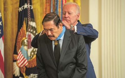 Thumbnail for Dos soldados hawaianos reciben la Medalla de Honor