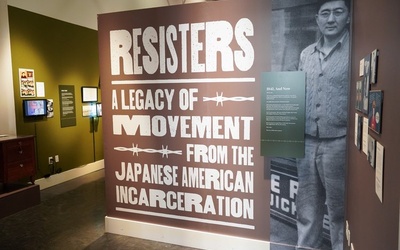 Thumbnail for Escribiendo en la pared: Texto para <em>los resistentes: un legado de movimiento desde el encarcelamiento japonés-estadounidense</em>