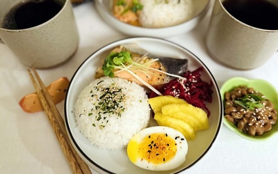 Thumbnail for 目覚めて緑茶の香りを嗅ぐ：日本の朝食は一日を始める新しい方法です