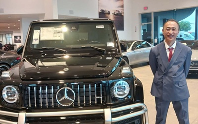Thumbnail for Toshi Sato, el vendedor de Benz más vendido del mundo, se mudó a los Estados Unidos en 1996.