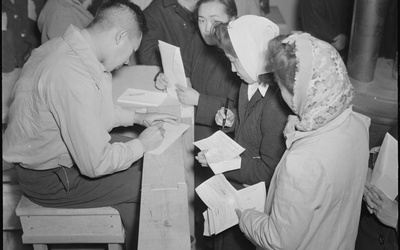 Thumbnail for Nipo-americanos encarcerados durante a Segunda Guerra Mundial ainda podiam votar, mais ou menos