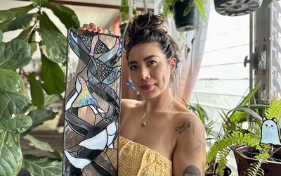 Thumbnail for ガラスの頭：スカーレット・ユキがステンドグラスの芸術で教育活動を行う