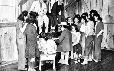 Thumbnail for O que há de novo no sítio histórico nacional de Manzanar: a exposição em sala de aula está tomando forma
