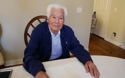Thumbnail for El Sr. Kunimitsu Nagatoshi, que se mudó a los Estados Unidos en 1960 y dirige una granja en Oxnard desde 1965, dirige la granja Nagatoshi.