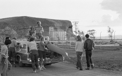 Thumbnail for Filmando “Adiós a Manzanar” en el Lago Tule: Ver un campamento en otro ~ Parte 1