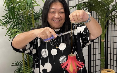 Thumbnail for Por qué deberías hablar con extraños: la celebridad artesanal Joy Shimabukuro dice que puedes arriesgarte