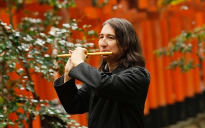 Thumbnail for El flautista nominado al Grammy Ron Korb en su viaje a Japón