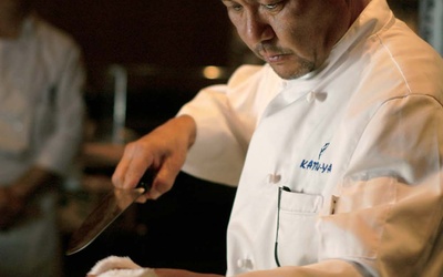 Thumbnail for Katsuya Uechi mudou-se para os Estados Unidos em 1984 e dirige um grupo de restaurantes.