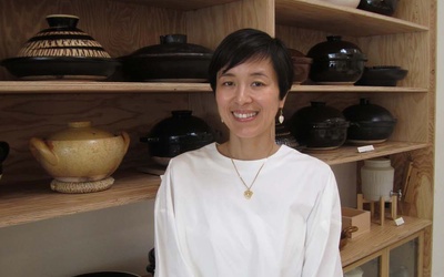 Thumbnail for “Transmitir el encanto de las vasijas de barro japonesas en Estados Unidos” Naoko Takei, propietaria de TOIRO