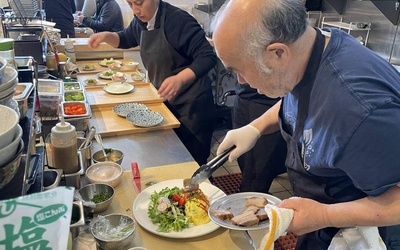 Thumbnail for El chef Akira Hirose alimenta a una comunidad con comida digna de un emperador